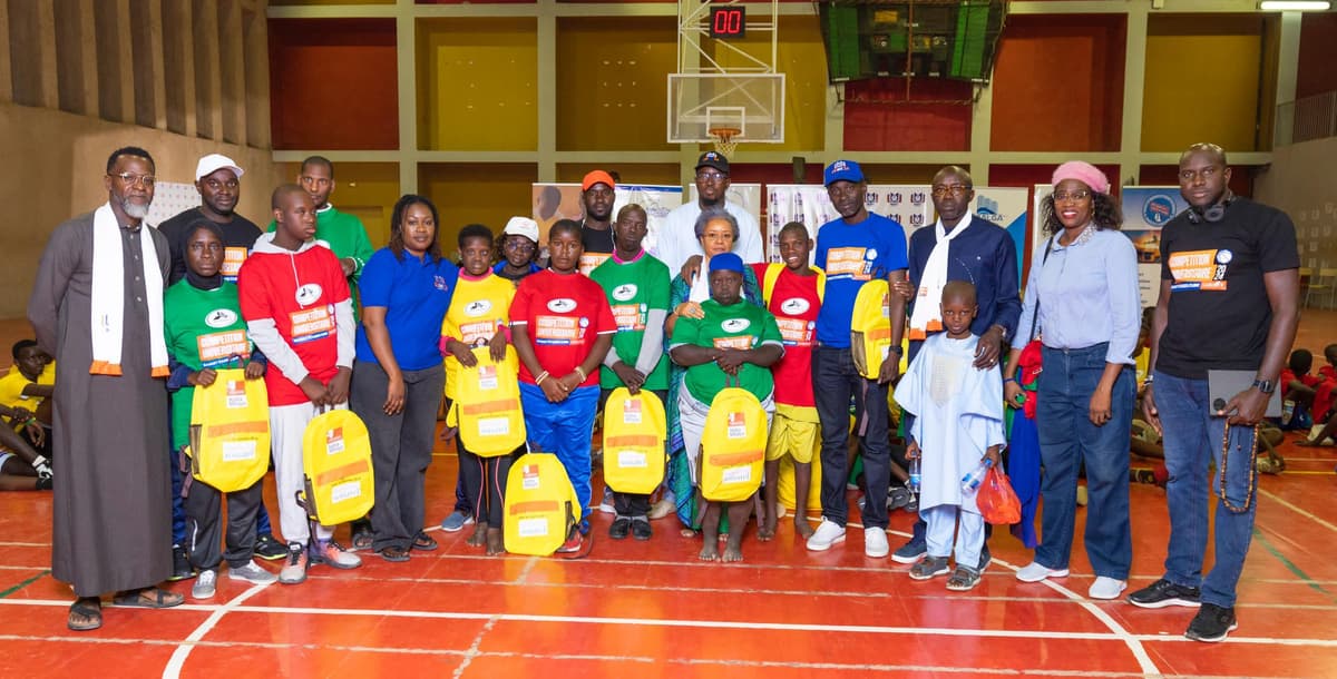 Photo de groupe avec les enfants et les encadrants