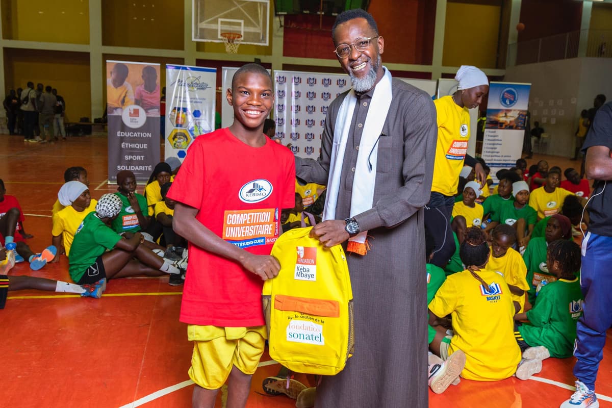 Remise de kits scolaires à un jeune joueur